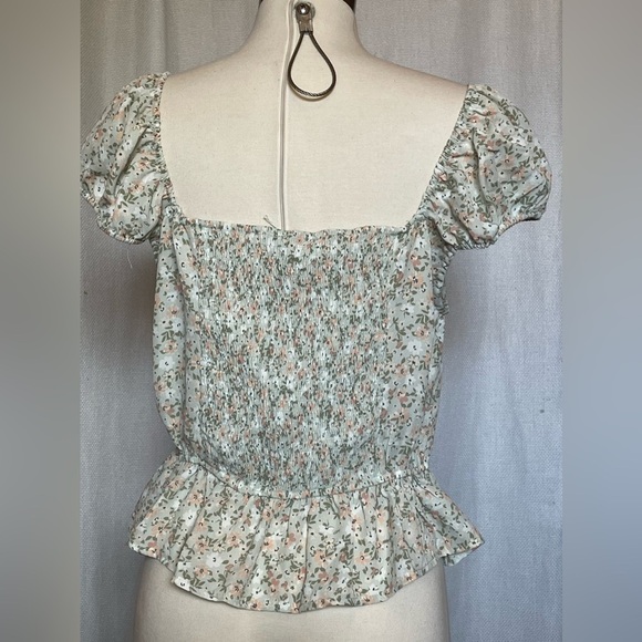 NWT E&M dainty floral top - Picture 2 of 5